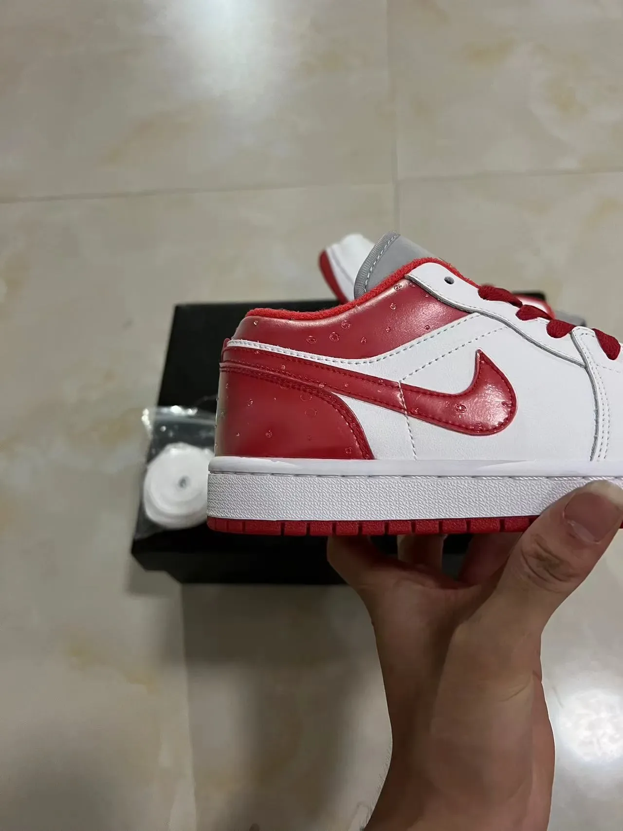 نيكي أحذية رياضية أسلوب حياة أبيض وأحمر low top جلد لامع باترنت أوفرلاي 7