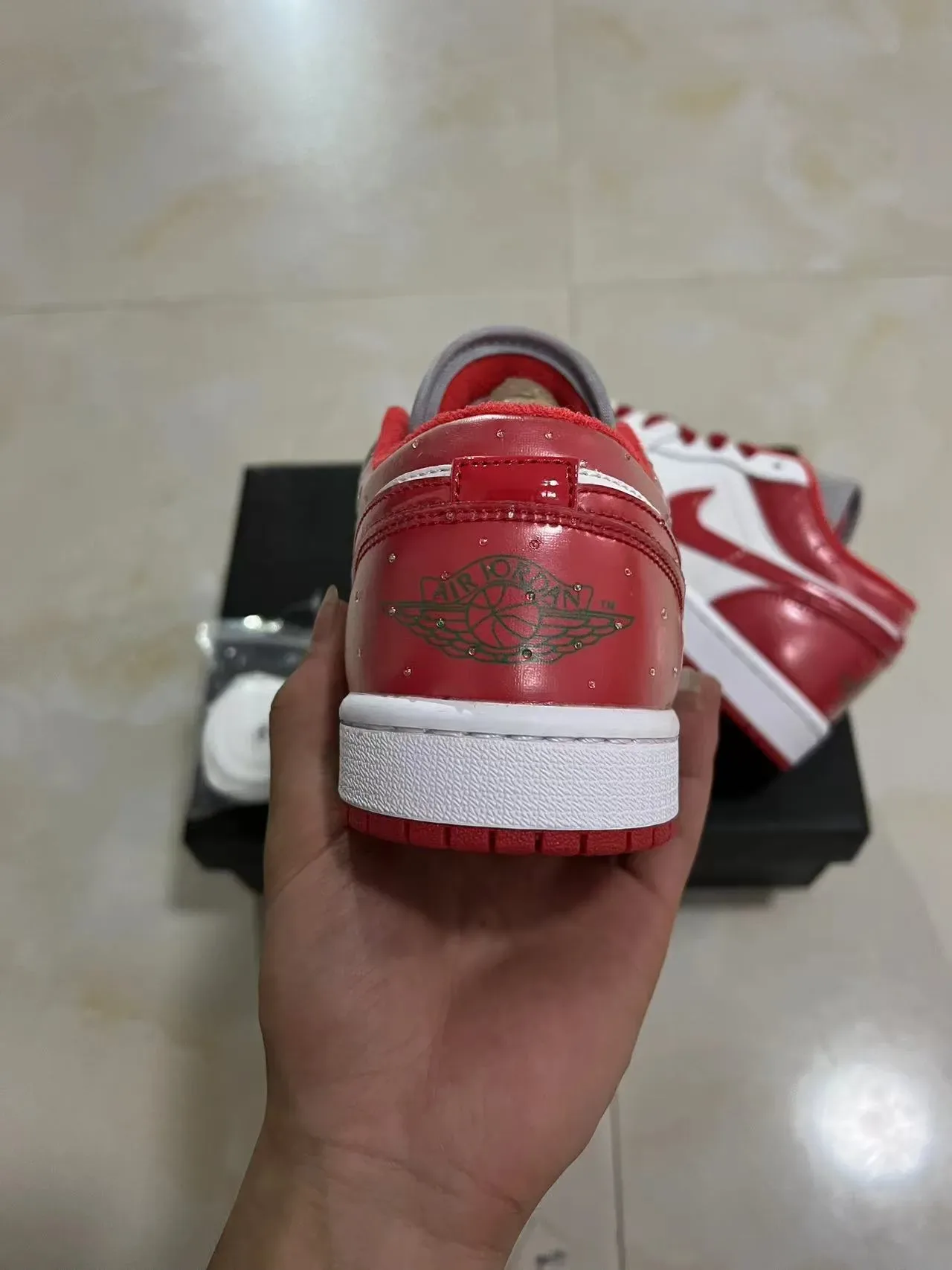 نيكي أحذية رياضية أسلوب حياة أبيض وأحمر low top جلد لامع باترنت أوفرلاي 8