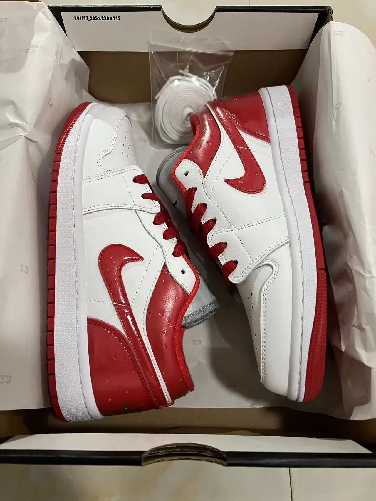 نيكي أحذية رياضية أسلوب حياة أبيض وأحمر low top جلد لامع باترنت أوفرلاي 9