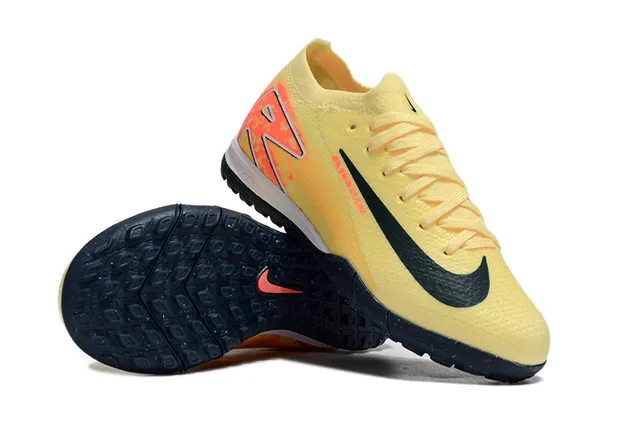 Nike chaussures de football avec upper en tricot jaune orange et semelle turf 2