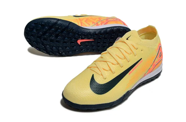 Nike chaussures de football avec upper en tricot jaune orange et semelle turf 3