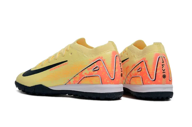 Nike chaussures de football avec upper en tricot jaune orange et semelle turf 4