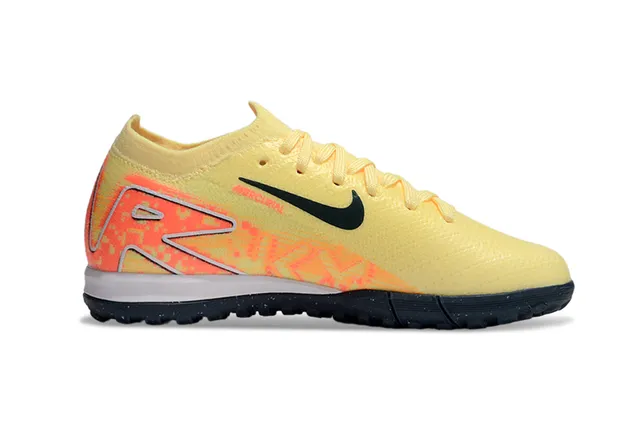 Nike chaussures de football avec upper en tricot jaune orange et semelle turf 5