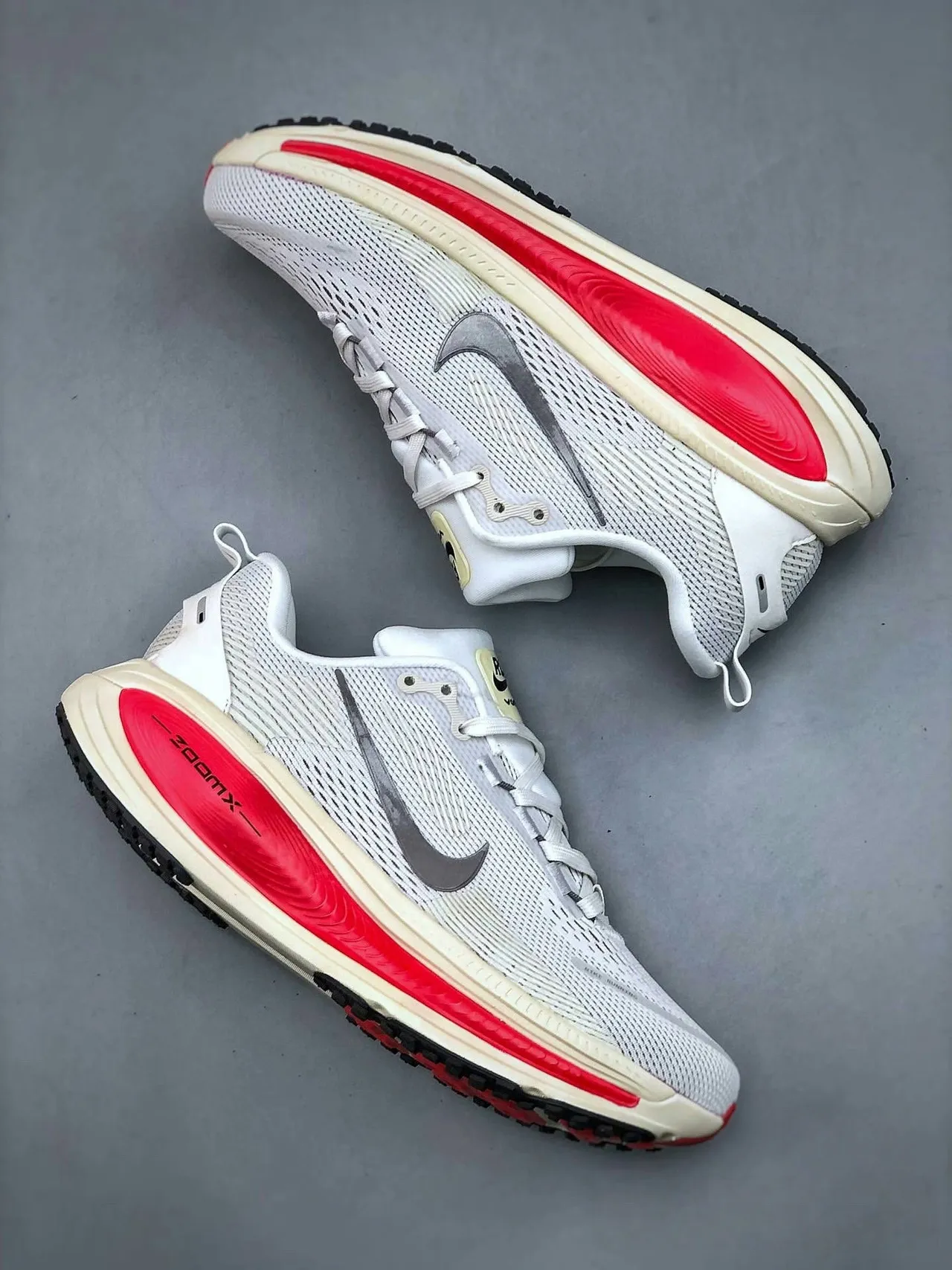 Nike Zoom Vomero 5 Gris Clair Rouge Chaussures de course 7