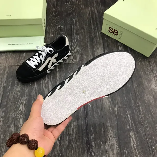 Off-White Arrow Low-Top أحذية رياضية سوداء سويدية Lifestyle 2