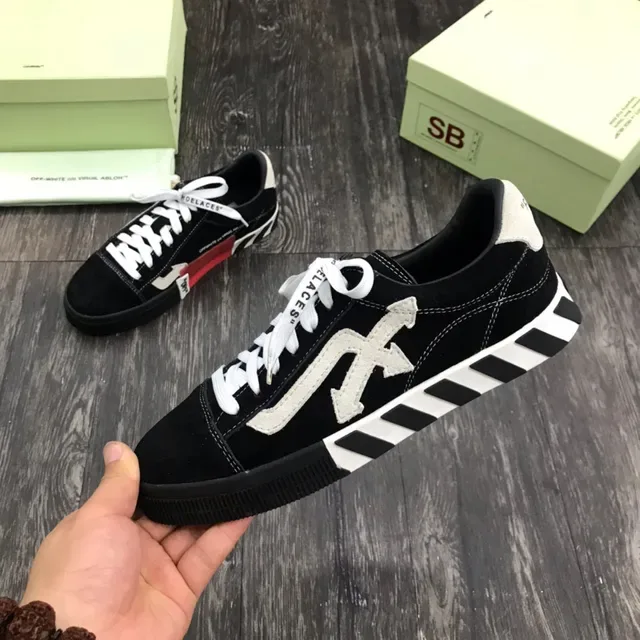Off-White Arrow Low-Top أحذية رياضية سوداء سويدية Lifestyle 4