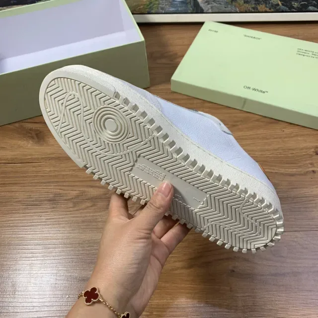 Off-White gris baskets basses daim-cuir panelées lifestyle 2