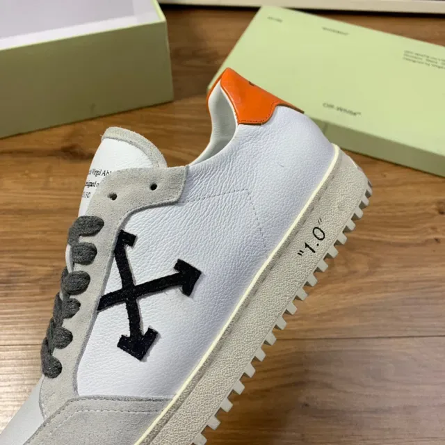Off-White gris baskets basses daim-cuir panelées lifestyle 3