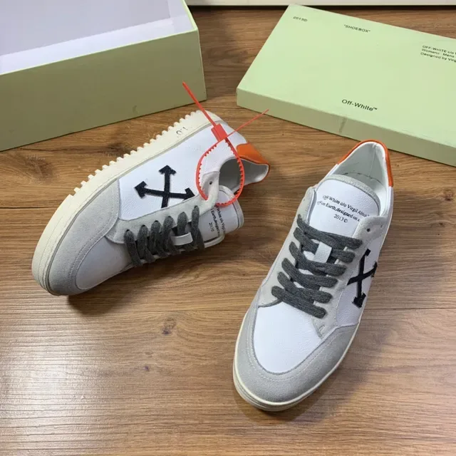 Off-White gris baskets basses daim-cuir panelées lifestyle 4