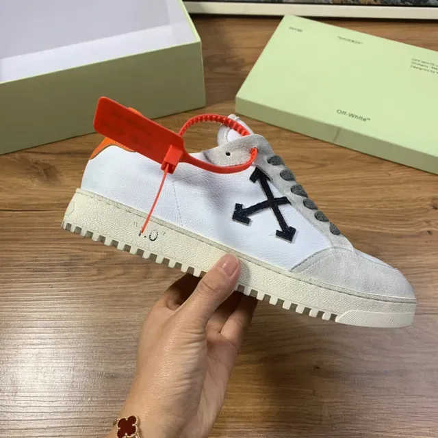 Off-White gris baskets basses daim-cuir panelées lifestyle 5