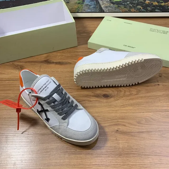 Off-White gris baskets basses daim-cuir panelées lifestyle 7