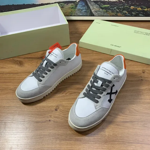 Off-White gris baskets basses daim-cuir panelées lifestyle 8
