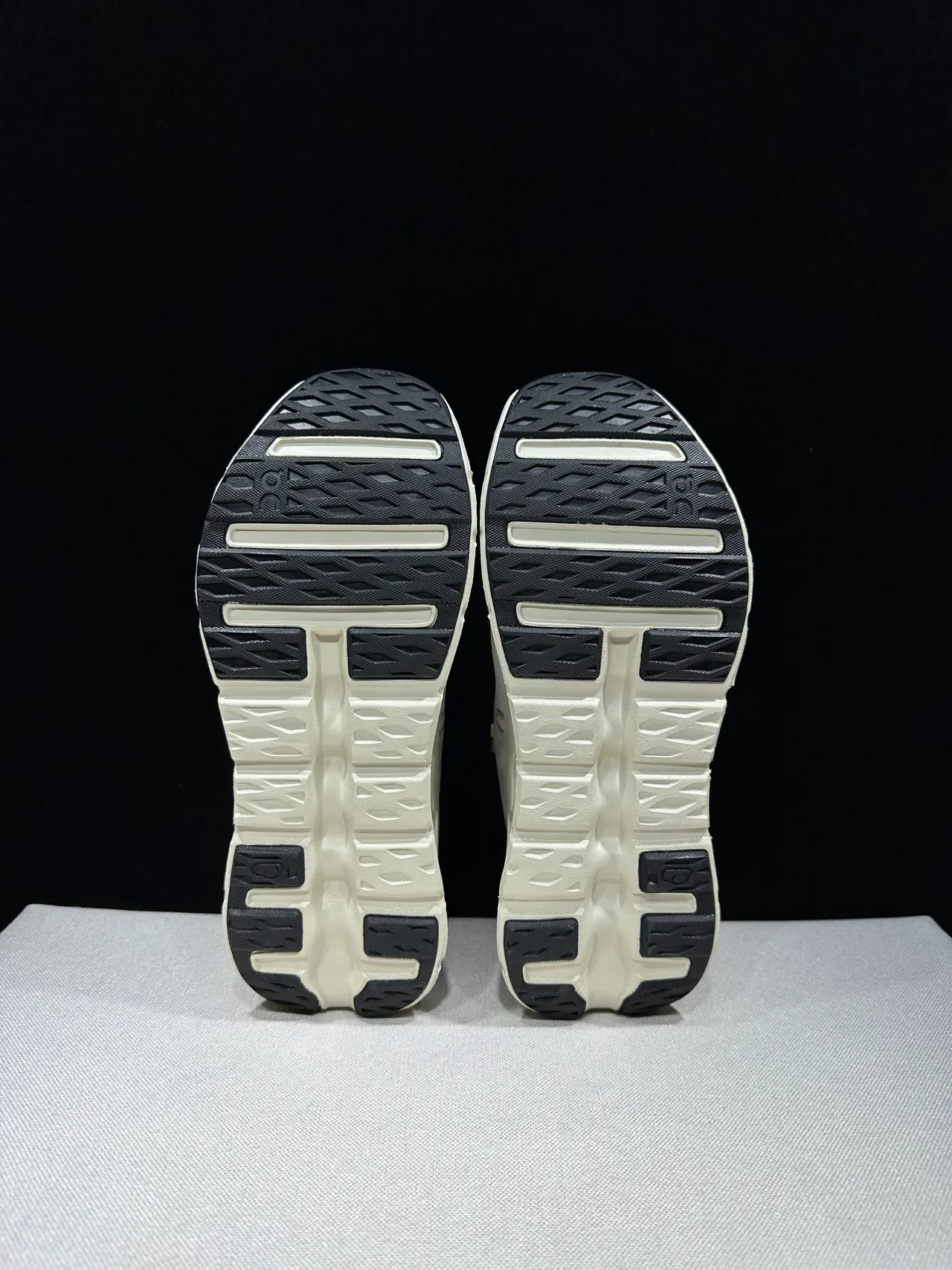 On beige noir tricoté dégradé haut sculpté cavité semelle intermédiaire lifestyle sneakers 2