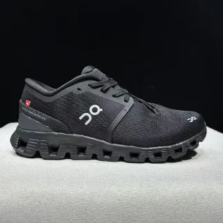 On أسود أبيض نسيج علوي مجوف CloudTec Midsole Pods أحذية جري