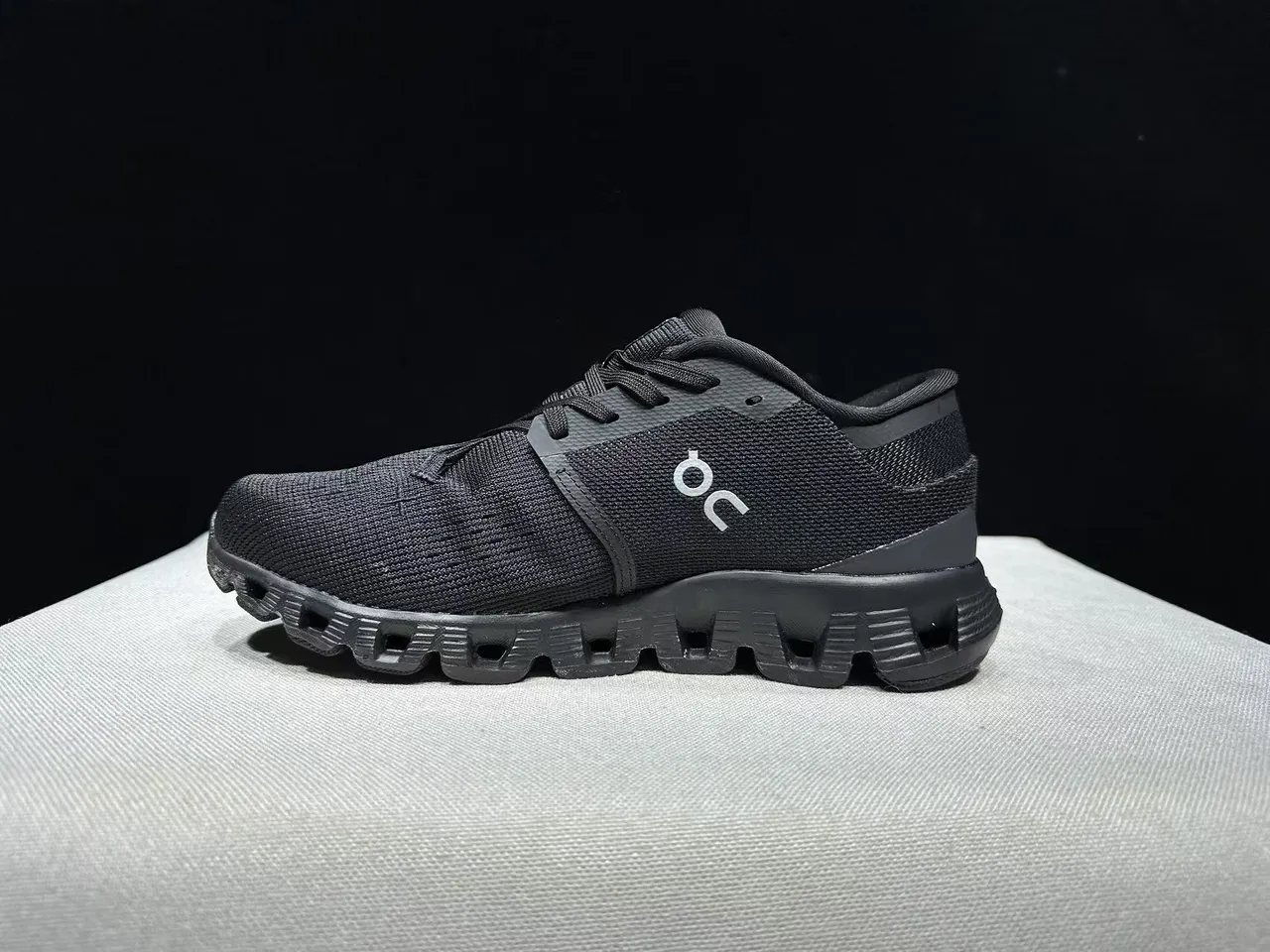 On أسود أبيض نسيج علوي مجوف CloudTec Midsole Pods أحذية جري 2