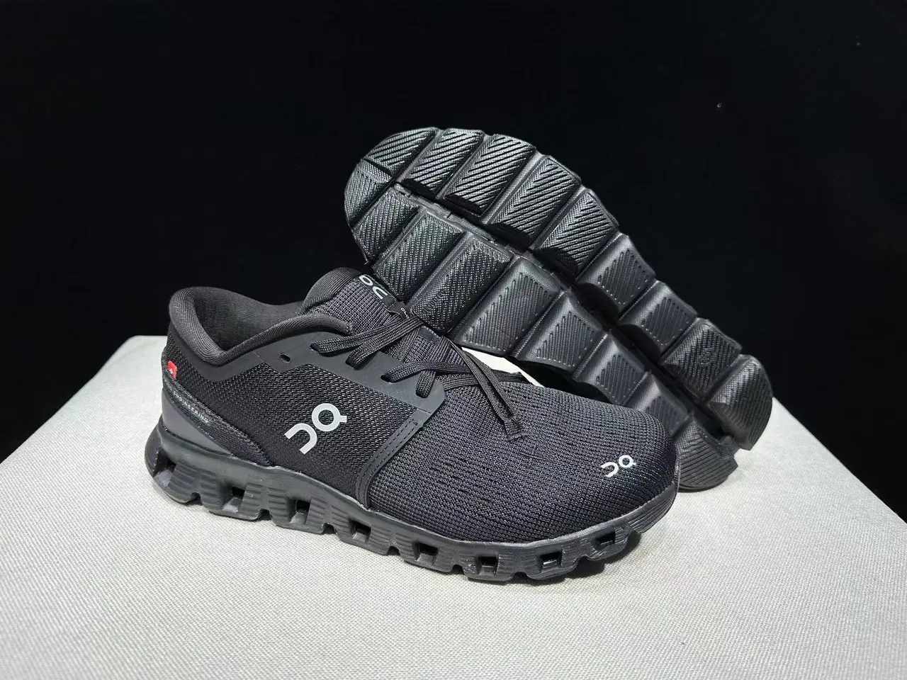On أسود أبيض نسيج علوي مجوف CloudTec Midsole Pods أحذية جري 3