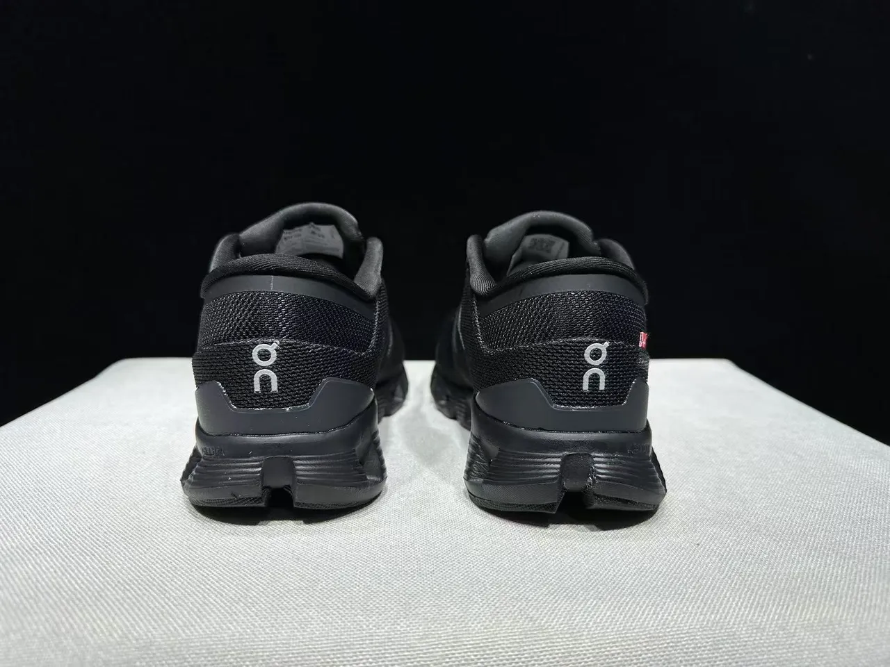 On أسود أبيض نسيج علوي مجوف CloudTec Midsole Pods أحذية جري 4