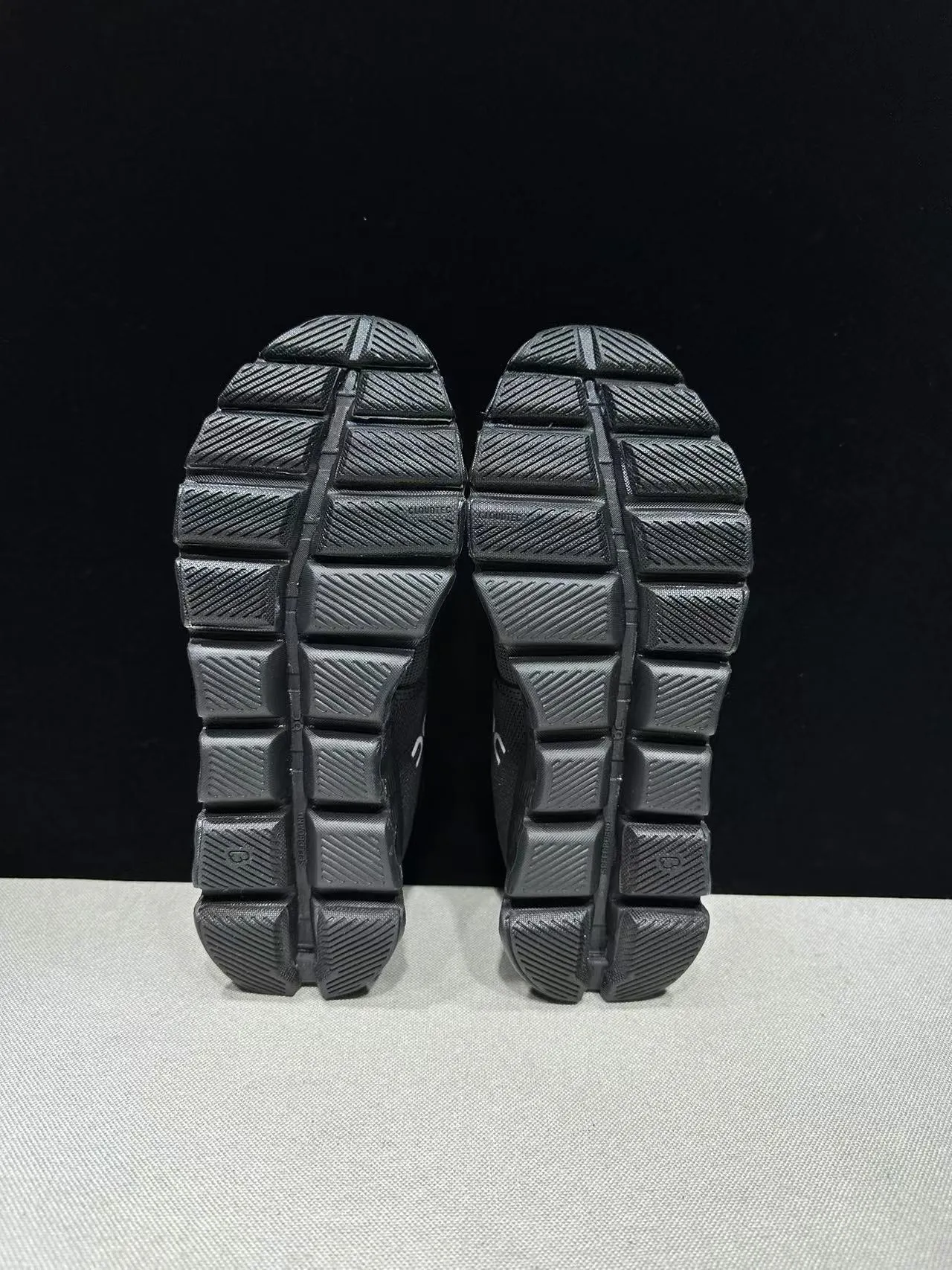 On أسود أبيض نسيج علوي مجوف CloudTec Midsole Pods أحذية جري 5