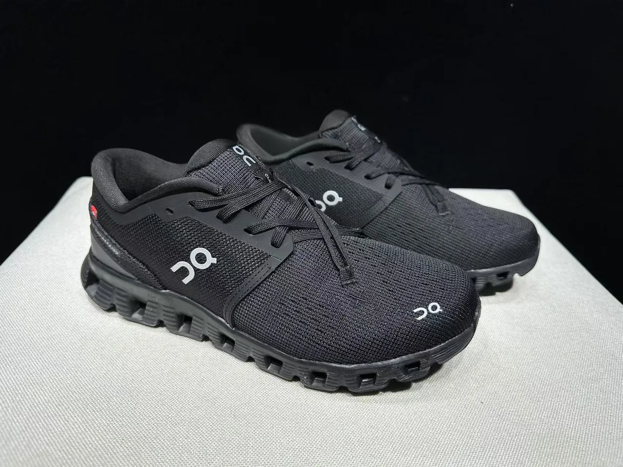 On أسود أبيض نسيج علوي مجوف CloudTec Midsole Pods أحذية جري 6