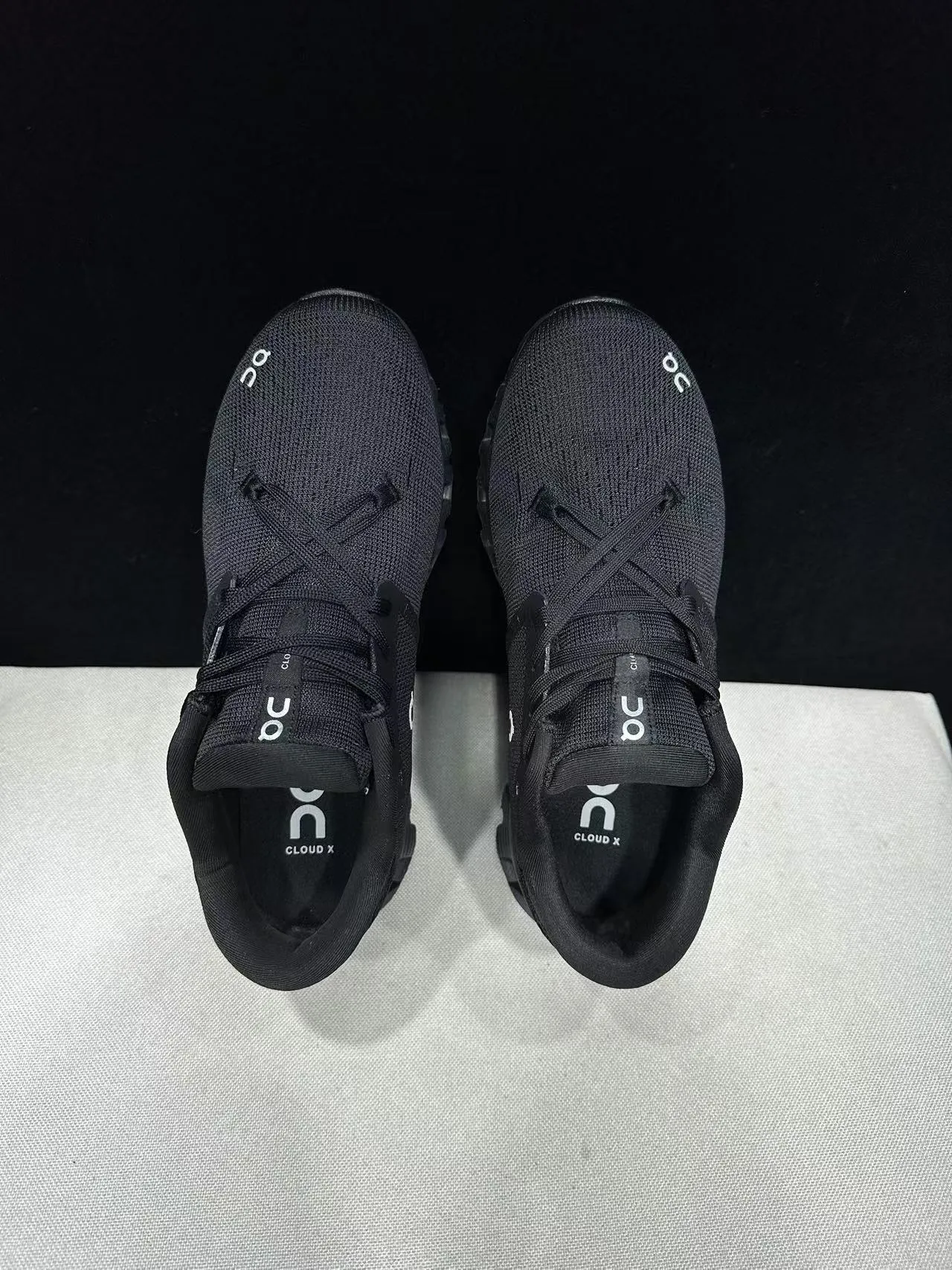 On أسود أبيض نسيج علوي مجوف CloudTec Midsole Pods أحذية جري 7