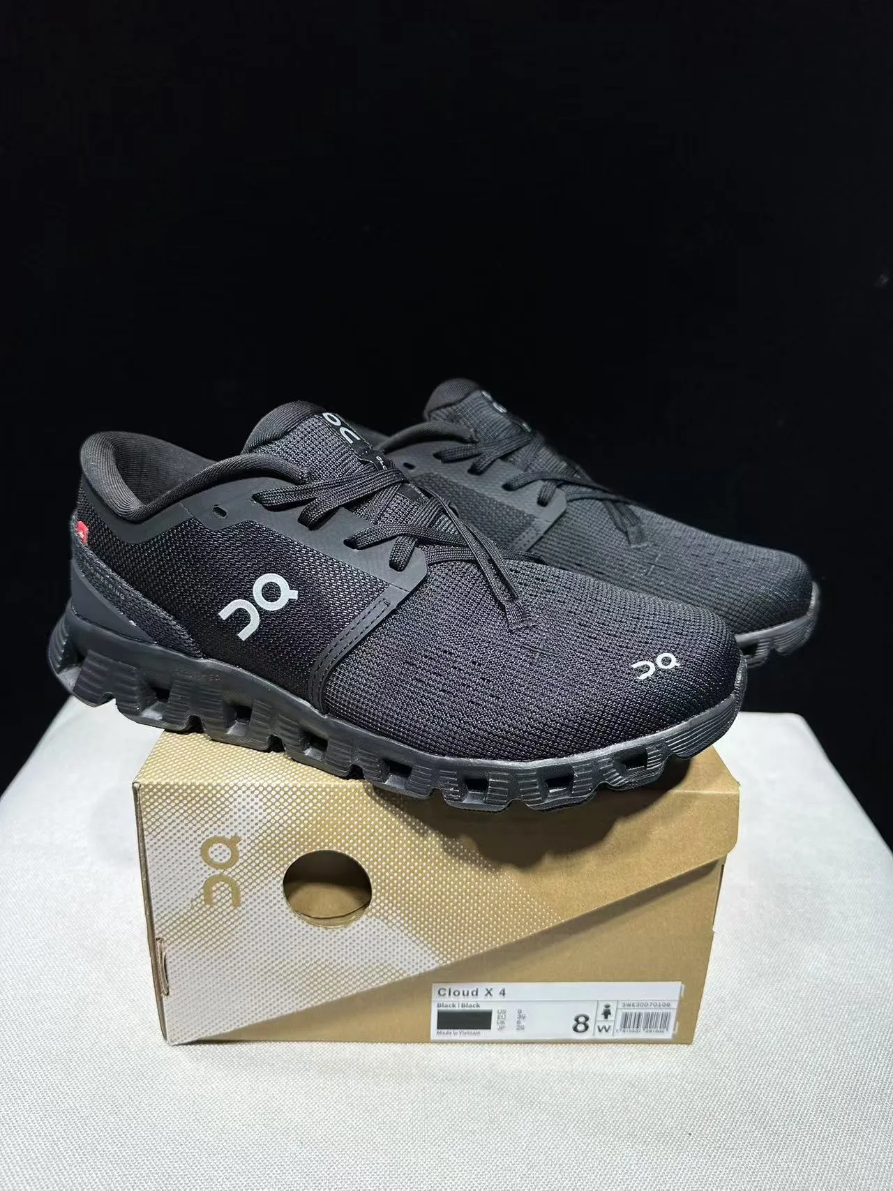 On أسود أبيض نسيج علوي مجوف CloudTec Midsole Pods أحذية جري 8