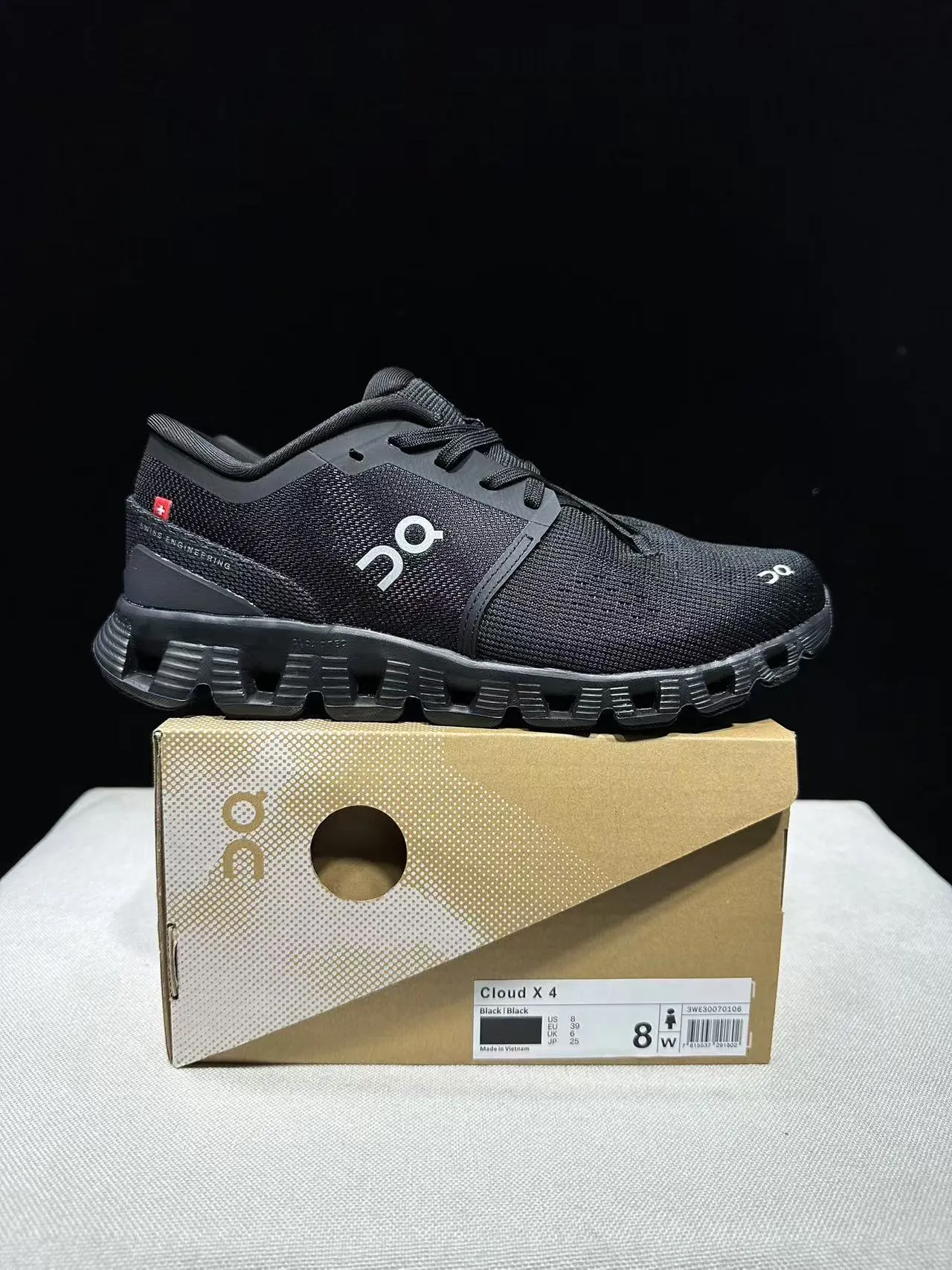 On أسود أبيض نسيج علوي مجوف CloudTec Midsole Pods أحذية جري 9
