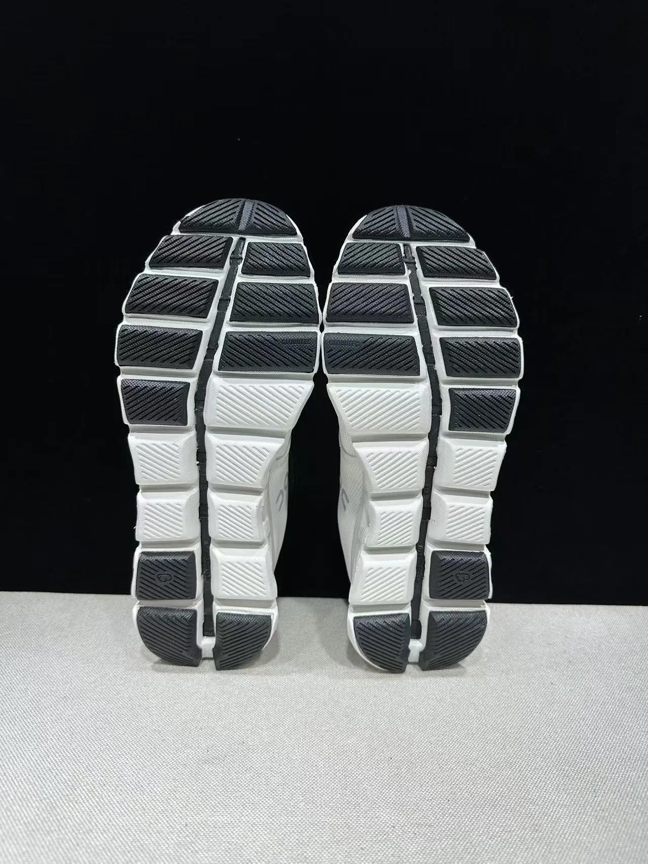 On أسود أبيض نسيج علوي مجوف CloudTec Midsole Pods أحذية جري 10