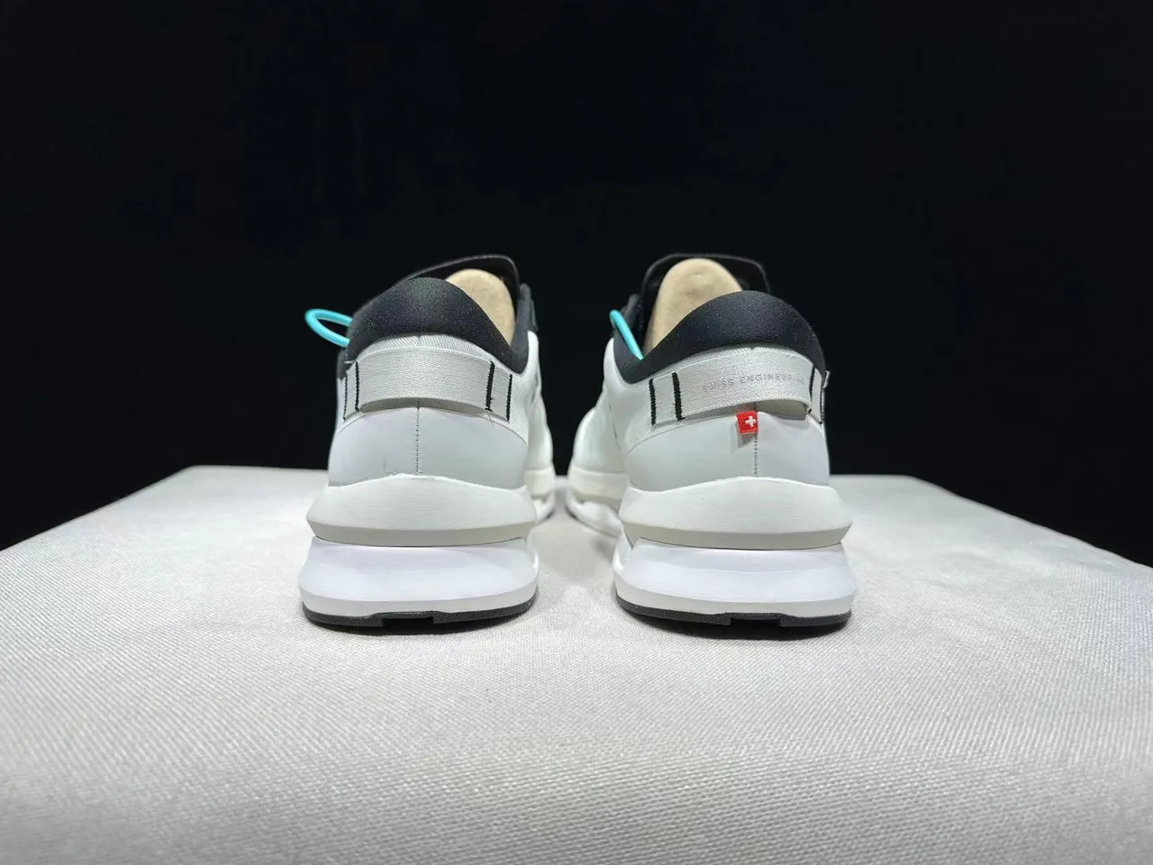 On Cloud White Black Engineered Mesh Upper Sculpted CloudTec Midsole Running Shoes 6