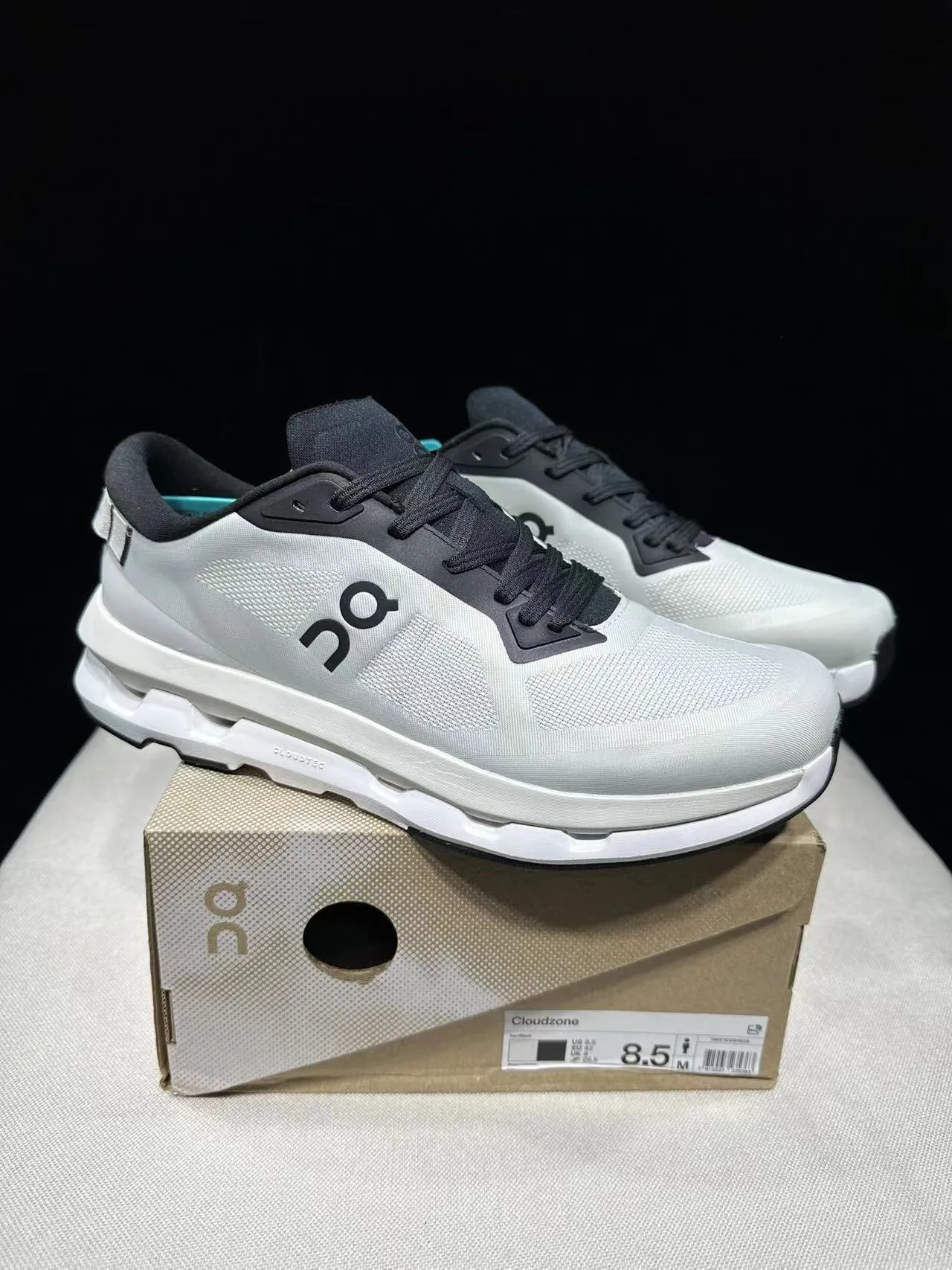 On Cloud White Black Engineered Mesh Upper Sculpted CloudTec Midsole Running Shoes 7