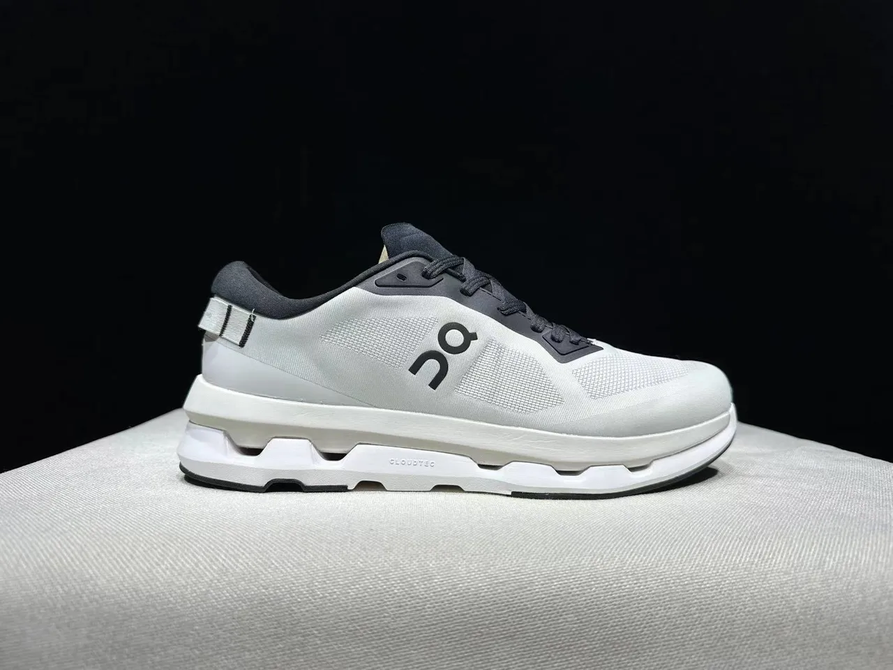 On Cloud White Black Engineered Mesh Upper Sculpted CloudTec Midsole Running Shoes 8