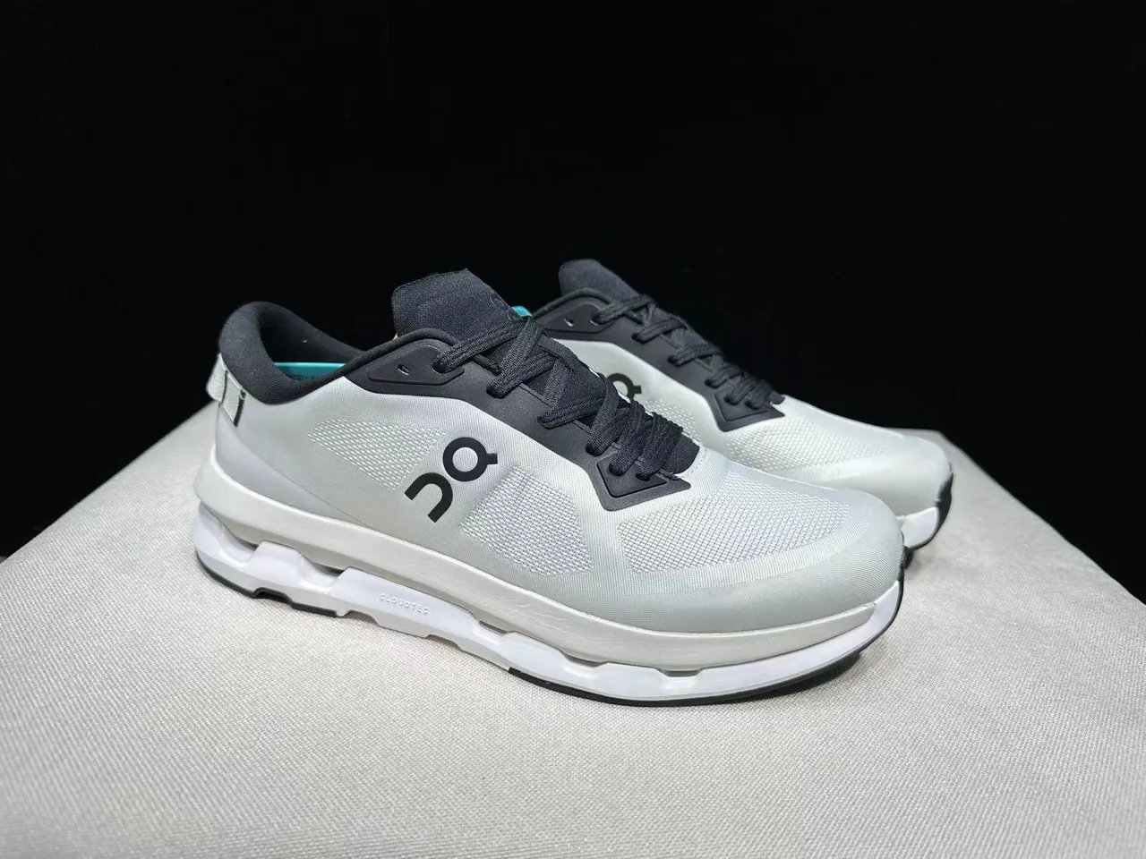 On Cloud White Black Engineered Mesh Upper Sculpted CloudTec Midsole Running Shoes 9