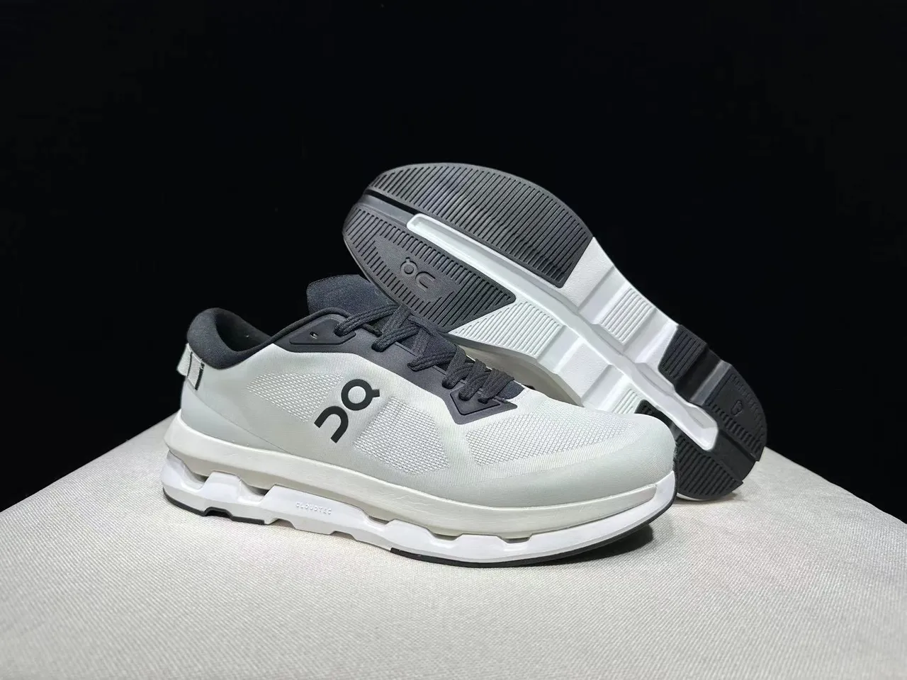 On Cloud White Black Engineered Mesh Upper Sculpted CloudTec Midsole Running Shoes 10