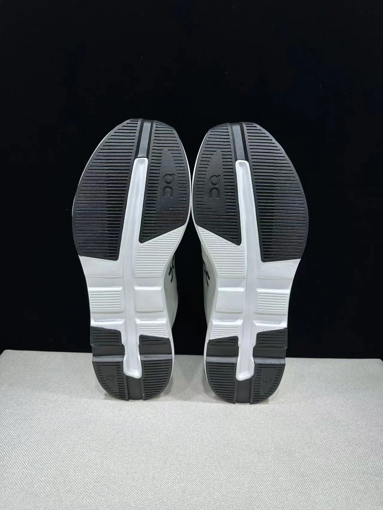 On Cloud White Black Engineered Mesh Upper Sculpted CloudTec Midsole Running Shoes 11
