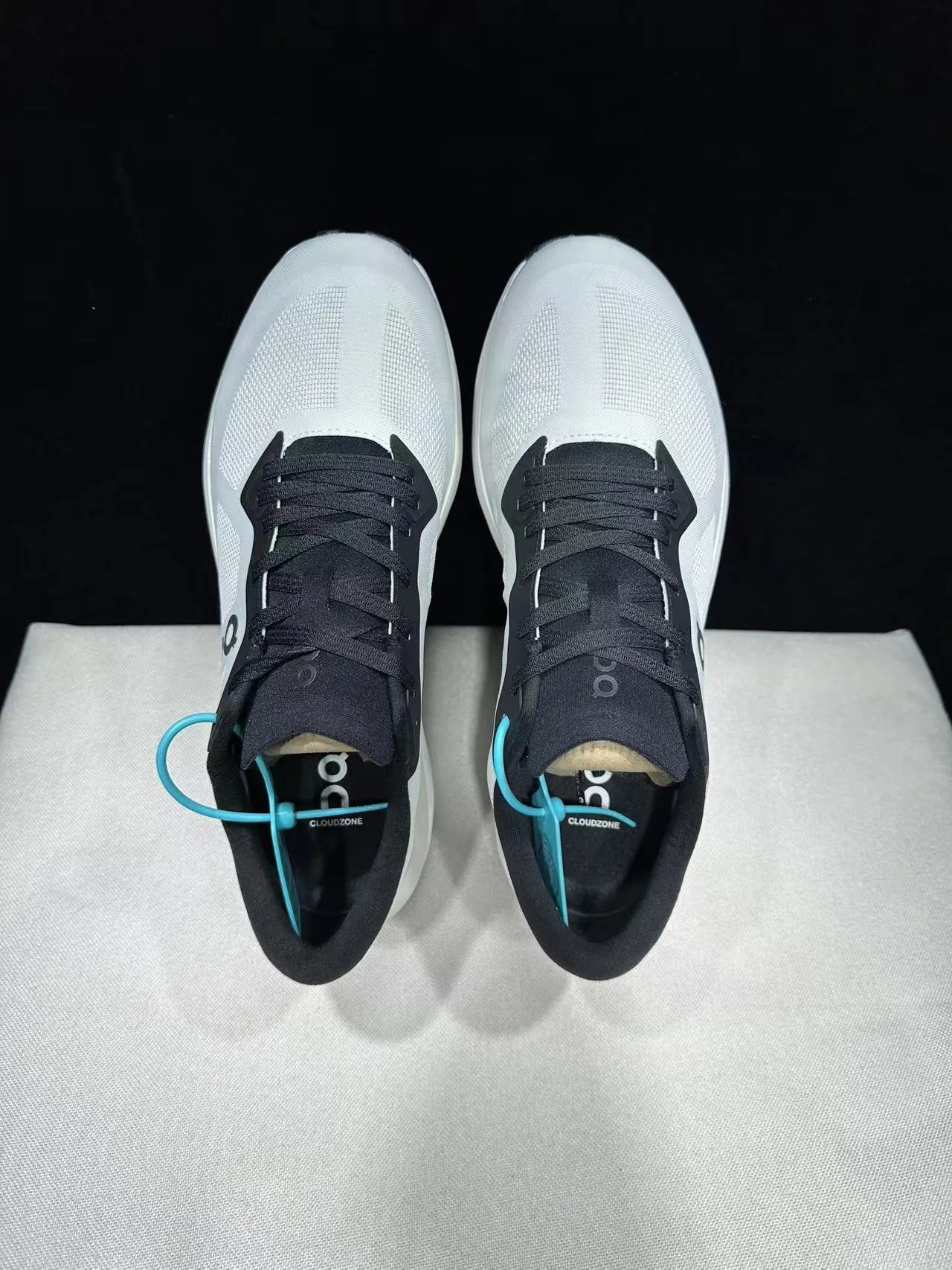 On Cloud White Black Engineered Mesh Upper Sculpted CloudTec Midsole Running Shoes 13
