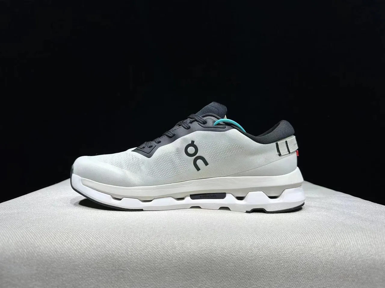 On Cloud White Black Engineered Mesh Upper Sculpted CloudTec Midsole Running Shoes 14