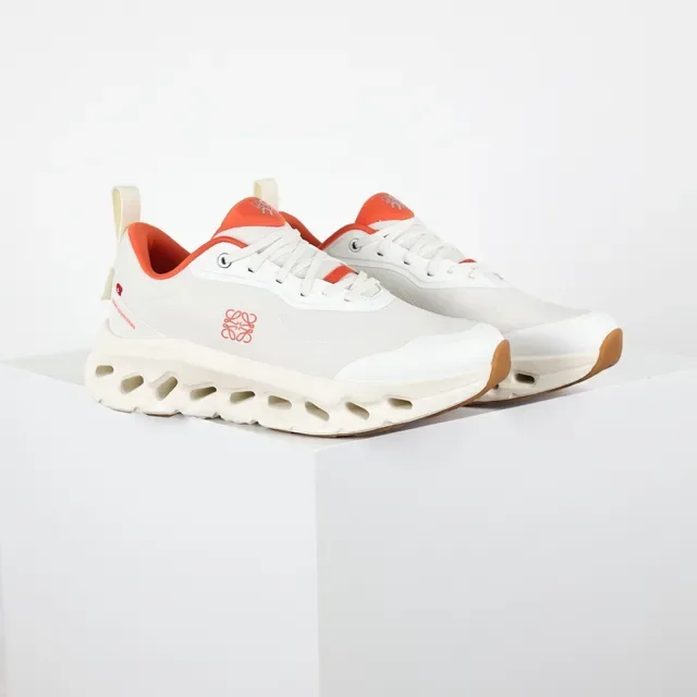 On Cloudmonster Off-White y Orange zapatillas lifestyle 3