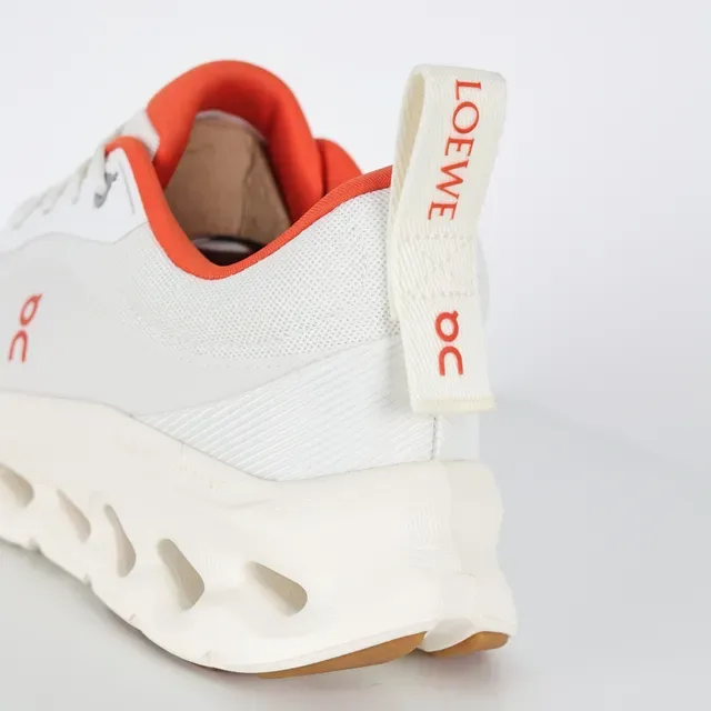 On Cloudmonster Off-White y Orange zapatillas lifestyle 4