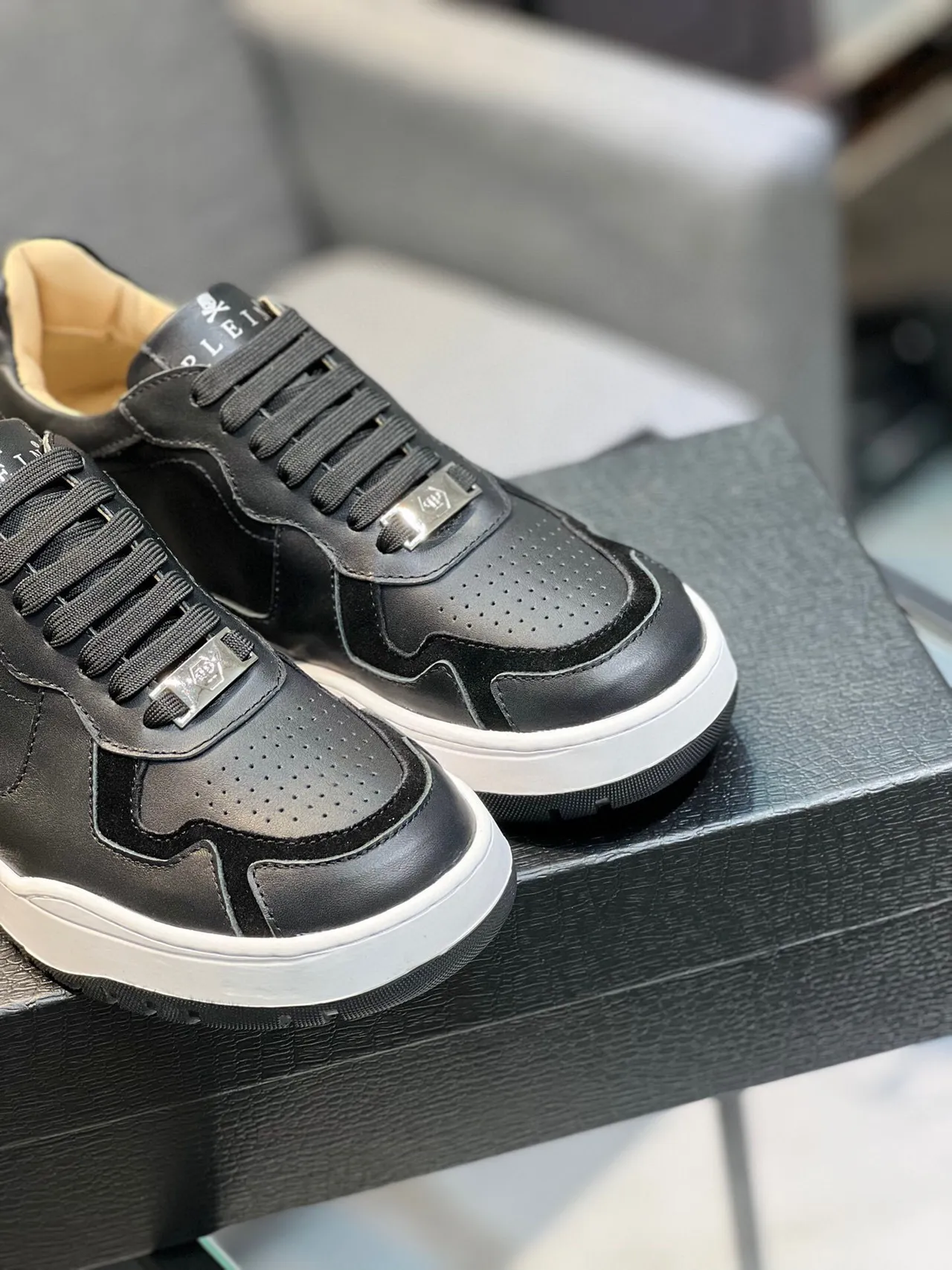 Philipp Plein Lifestyle Sneaker Preto Branco Hexagonal PP Logo Couro e Camurça Parte Superior Lifestyle Sneakers 8