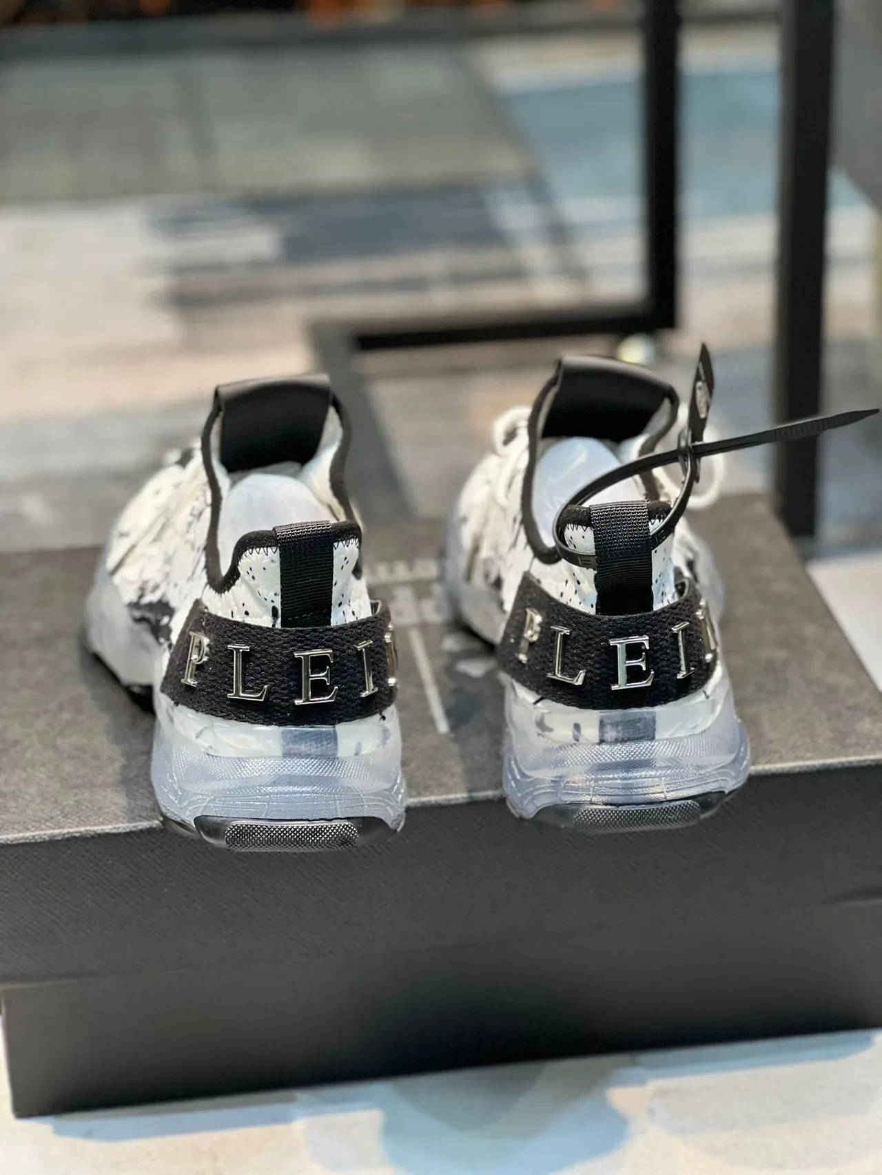 Philipp Plein Sneakers Chunky Blanc et Noir avec Upper en Maille Splatter-Print et Midsole Sculpté Translucide 2