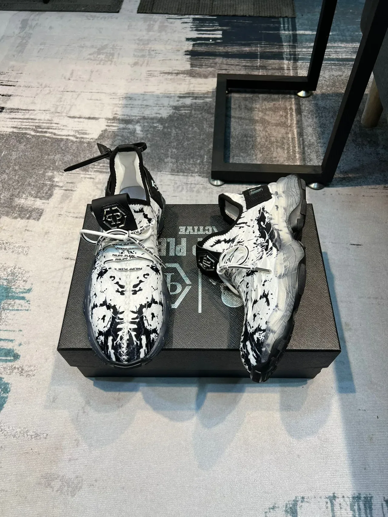 Philipp Plein Sneakers Chunky Blanc et Noir avec Upper en Maille Splatter-Print et Midsole Sculpté Translucide 3