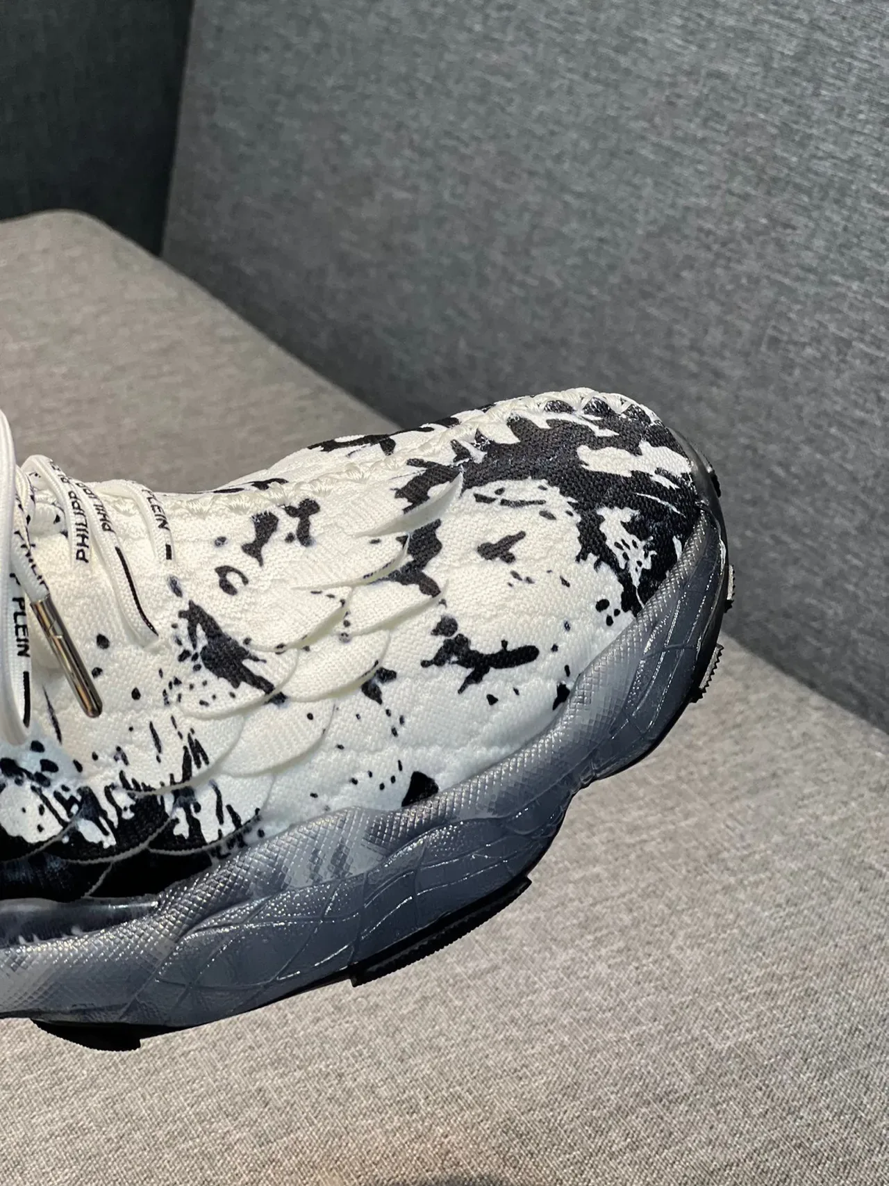 Philipp Plein Sneakers Chunky Blanc et Noir avec Upper en Maille Splatter-Print et Midsole Sculpté Translucide 4