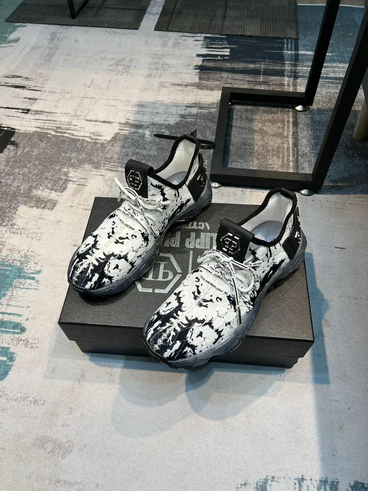 Philipp Plein Sneakers Chunky Blanc et Noir avec Upper en Maille Splatter-Print et Midsole Sculpté Translucide 5