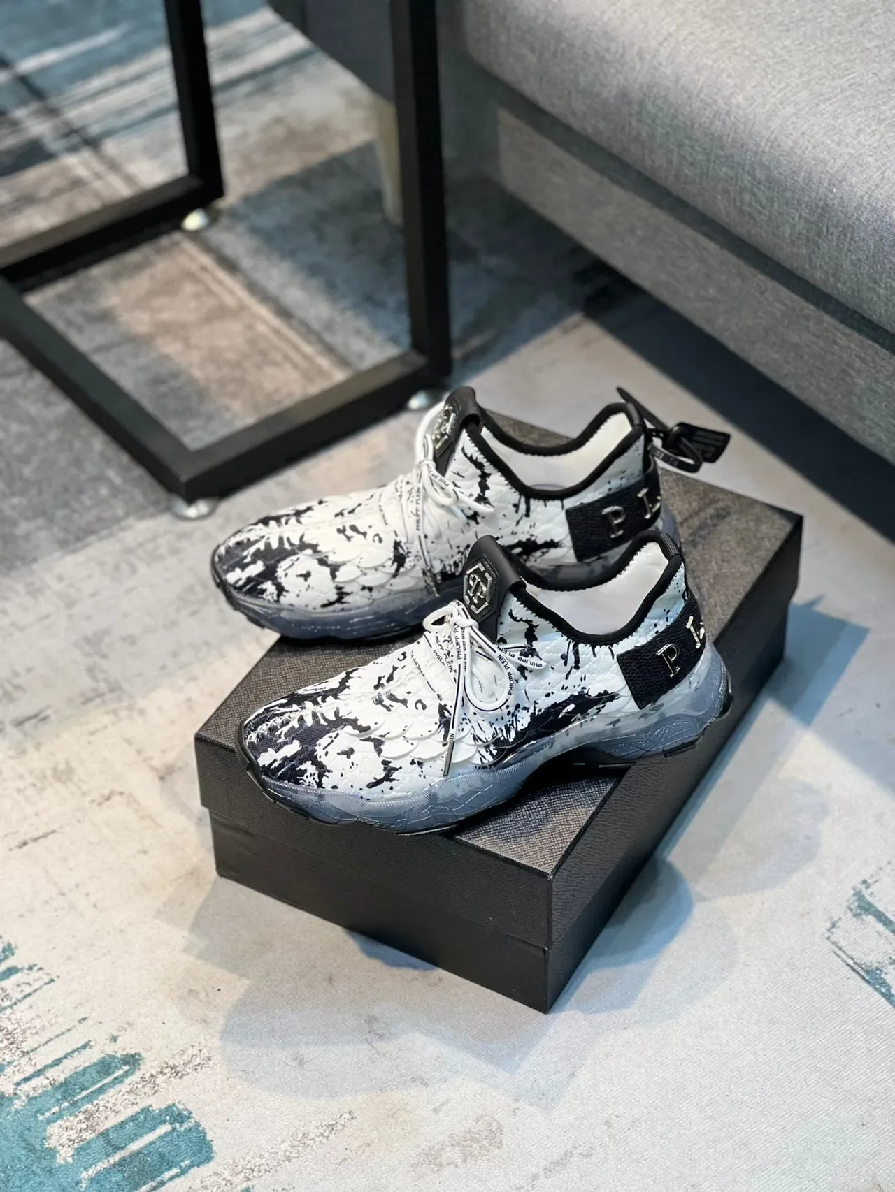 Philipp Plein Sneakers Chunky Blanc et Noir avec Upper en Maille Splatter-Print et Midsole Sculpté Translucide 7