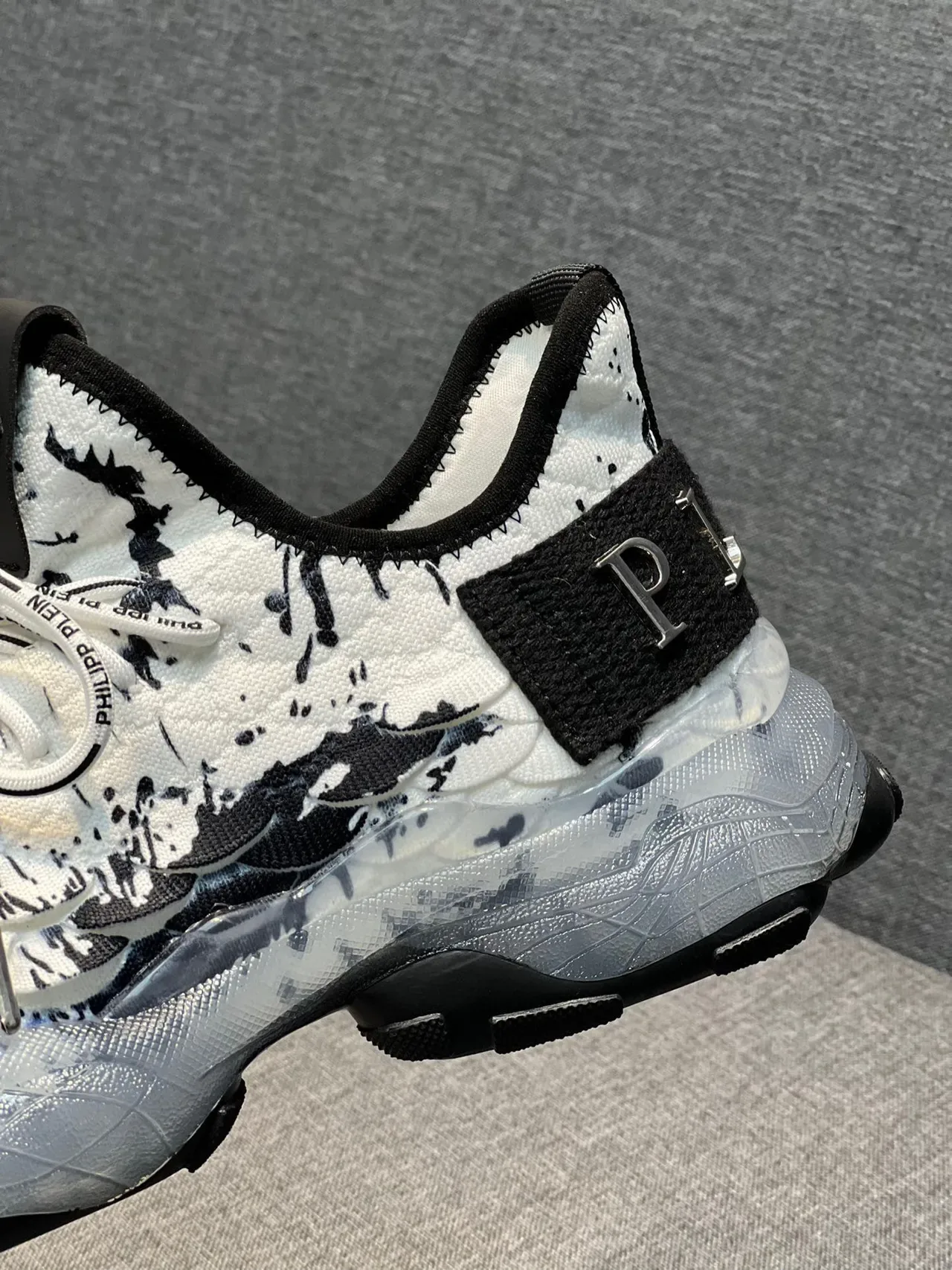 Philipp Plein Sneakers Chunky Blanc et Noir avec Upper en Maille Splatter-Print et Midsole Sculpté Translucide 8