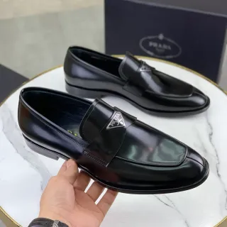 Prada Mocassin Cuir Noir Brillant avec Plaque Logo Métallique Triangulaire