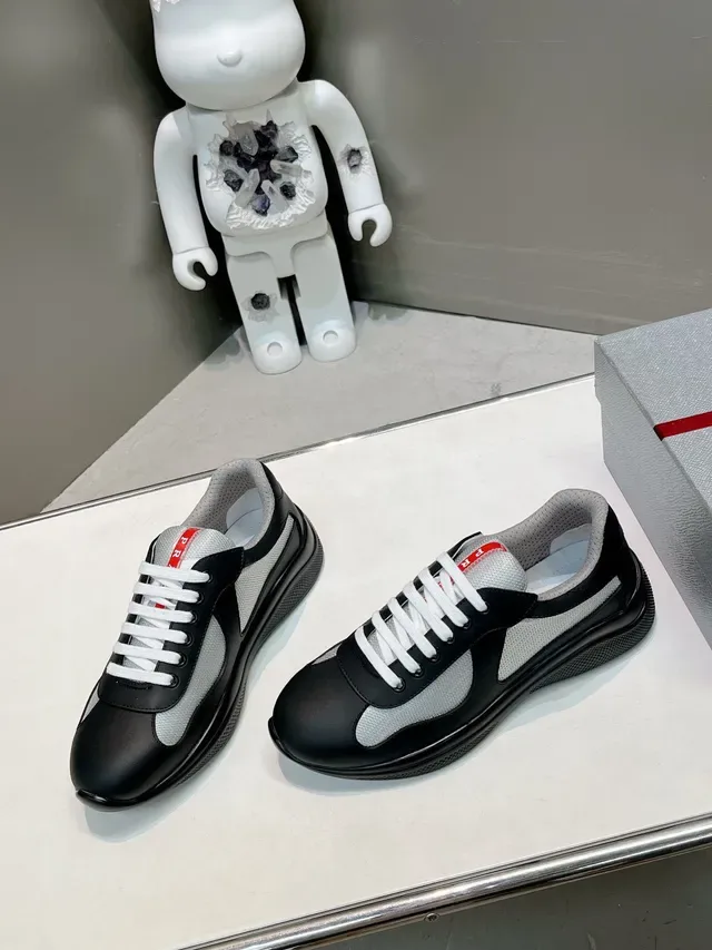 Prada Chaussures Lifestyle Noires et Grises Low-Top en Cuir et Maille Panelées 2