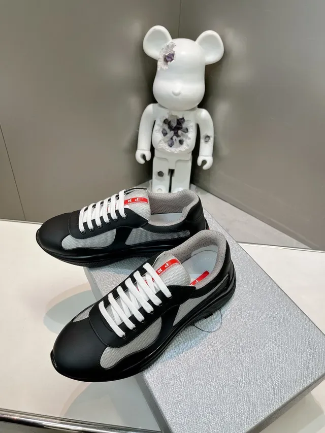 Prada Chaussures Lifestyle Noires et Grises Low-Top en Cuir et Maille Panelées 3