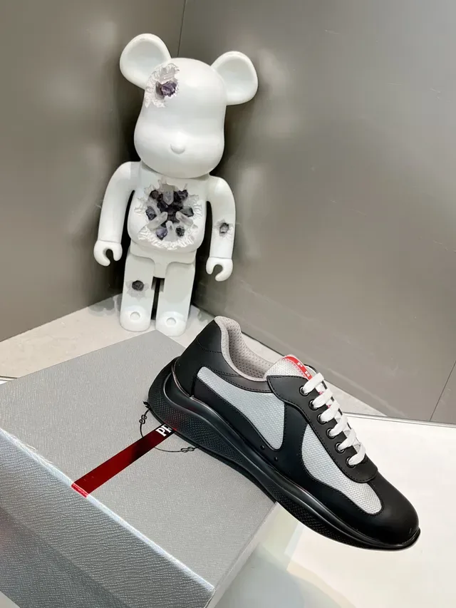 Prada Chaussures Lifestyle Noires et Grises Low-Top en Cuir et Maille Panelées 4