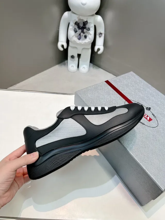 Prada Chaussures Lifestyle Noires et Grises Low-Top en Cuir et Maille Panelées 5