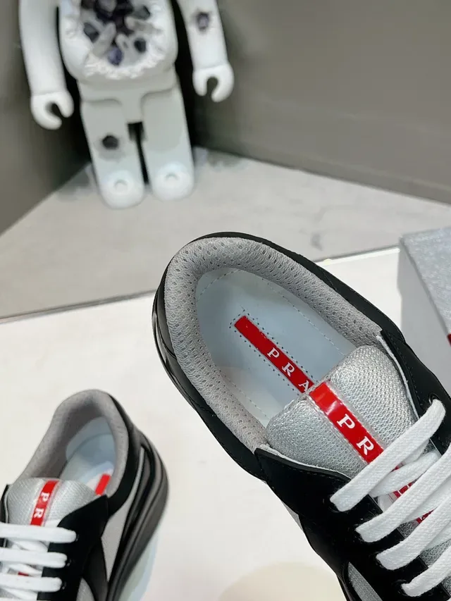 Prada Chaussures Lifestyle Noires et Grises Low-Top en Cuir et Maille Panelées 6